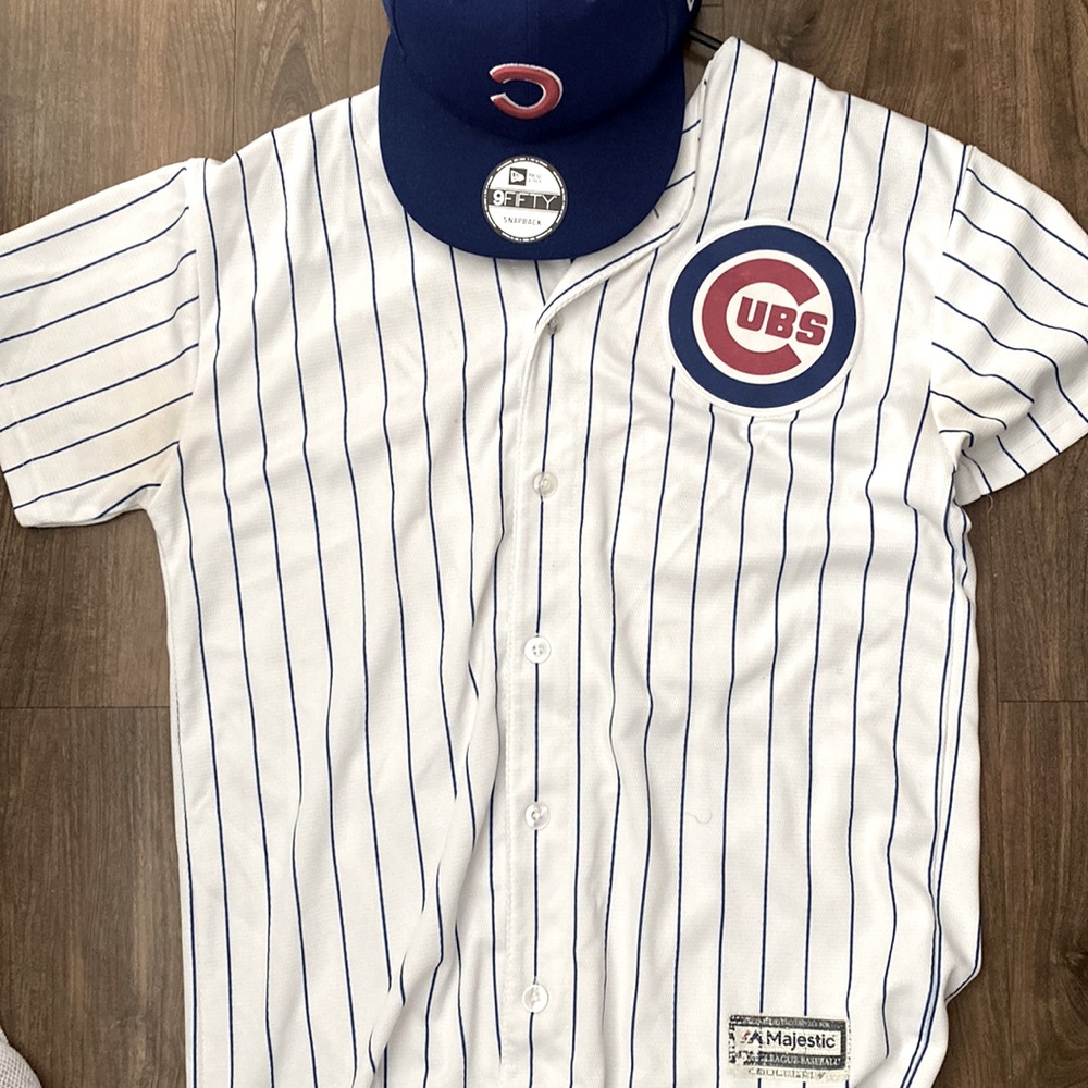 Chicago Cubs team jersey and hat